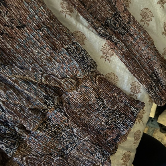 Long-sleeve, hip-cinching blouse with vintage pattern. - Picture 4 of 5